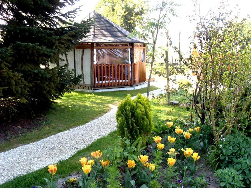 Les Petites Chapelles Bed & Breakfast Saint-Pierre-de-Plesguen Dış mekan fotoğraf