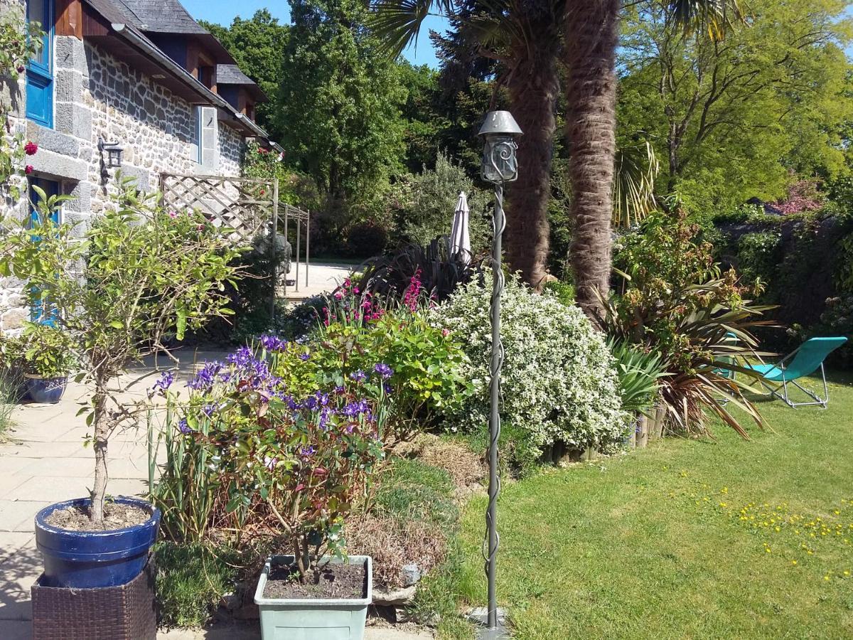Les Petites Chapelles Bed & Breakfast Saint-Pierre-de-Plesguen Dış mekan fotoğraf
